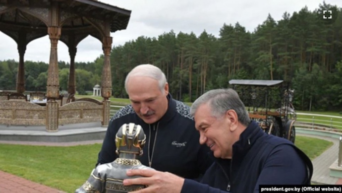 Олександр Лукашенко з президентом Узбекистану Шавкатом Мірзійоєвим у резиденції