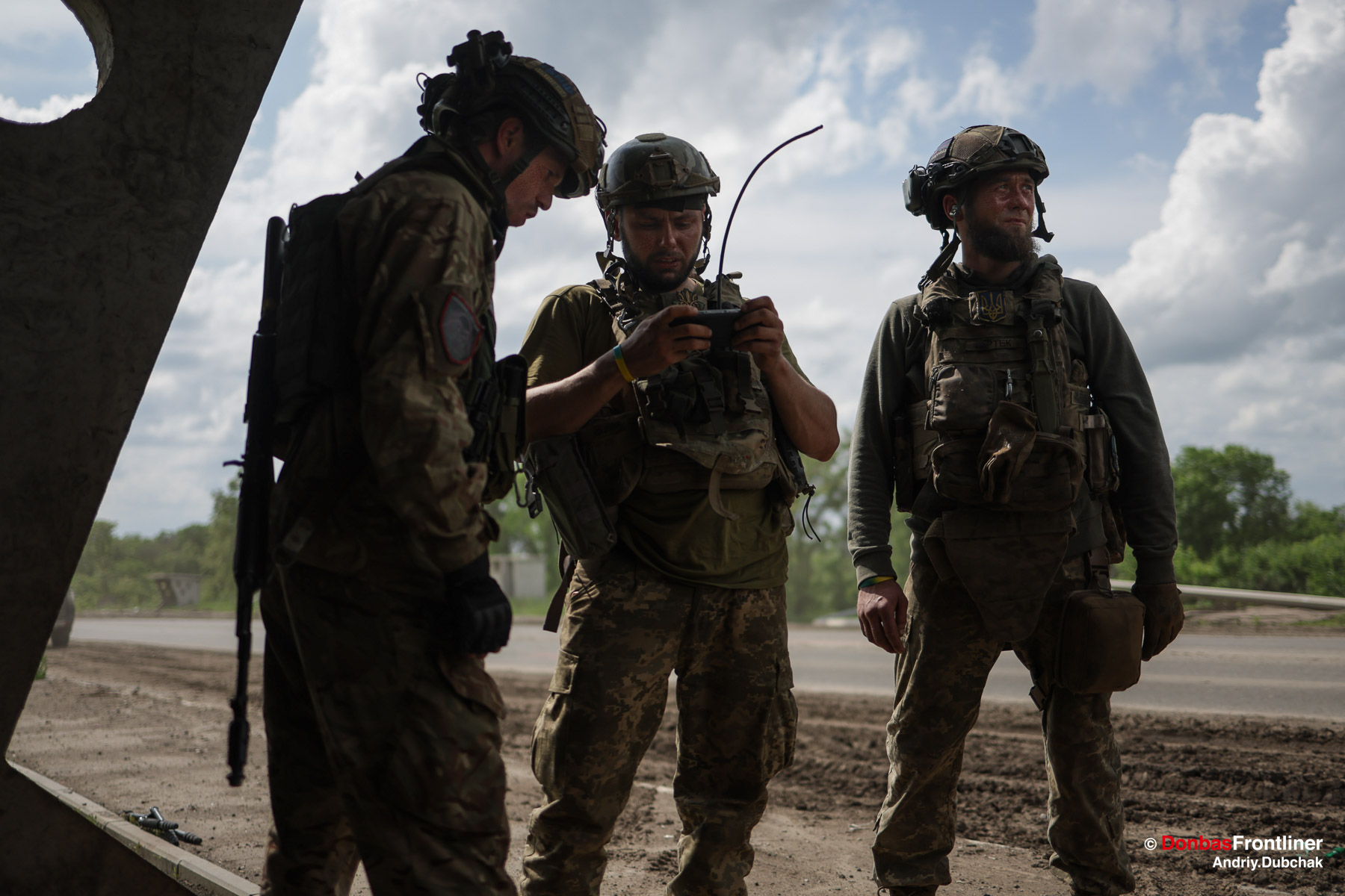 Хлопці чекають на дані про результат та коригування від командира