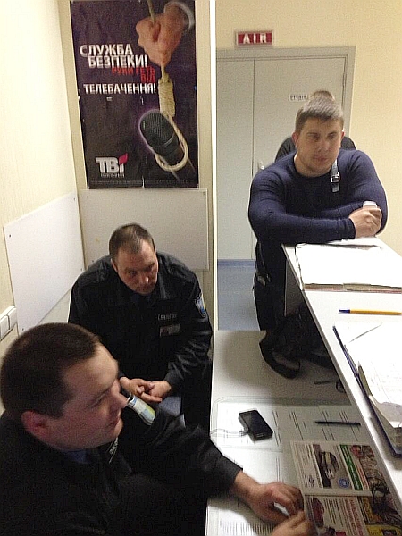 Журналісти ТВі боряться із охороною Журналісти ТВі боряться із охороною