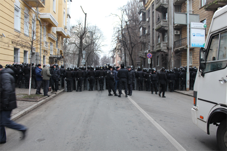 Силовики перекривають Шовковичну заради кортежу. Всі фото Оксани Коваленко, УП