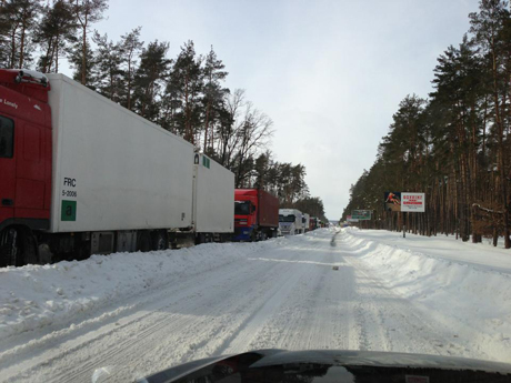 Выезд из Киева на Гостомель заблокирован. Фото с Facebook Виктора Бондаря Выезд из Киева на Гостомель заблокирован. Фото с Facebook Виктора Бондаря