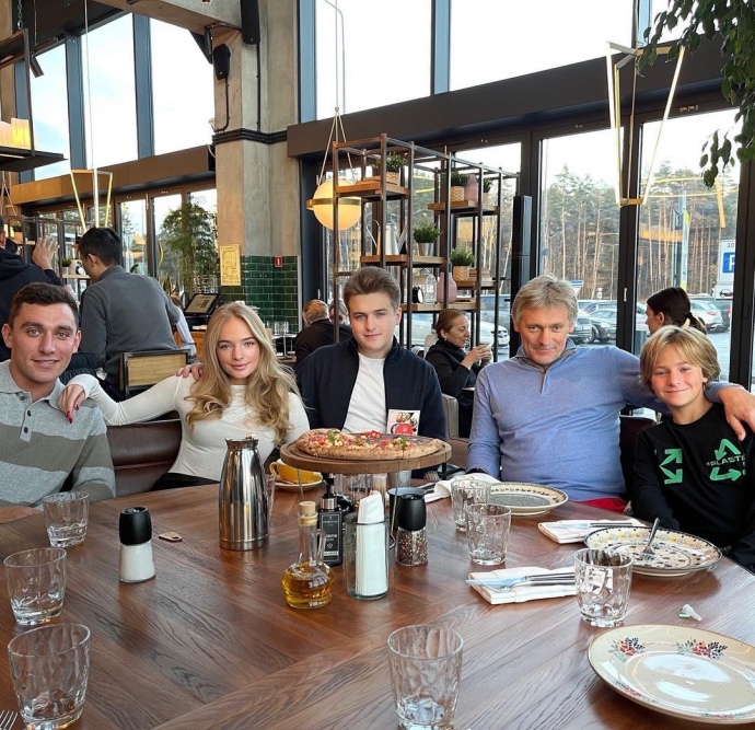 Песков с детьми: сын от первого брака Николай, дочь Елизавета и сыновья Мика и Дени от второго брака