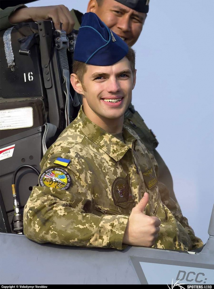 У Андрія Пільщикова була короткозорість. Щоб стати військовим пілотом, йому довелося робити лазерну корекцію зору