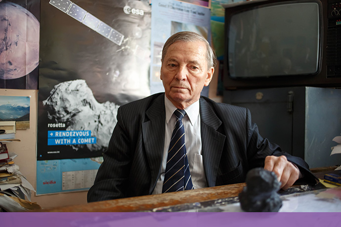 Суглоби пальців вченого виглядають припухлими – це результат полювання на комету Галлея