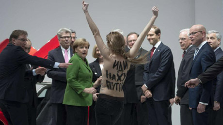 Активістки напали на Путіна