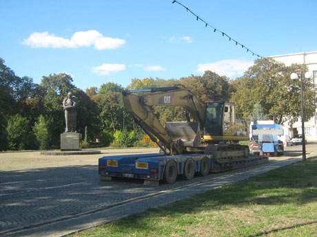Активисты заставили реконструкторов покинуть площадь. Фото Закарпатье-онлайн Активисты заставили реконструкторов покинуть площадь. Фото Закарпатье-онлайн