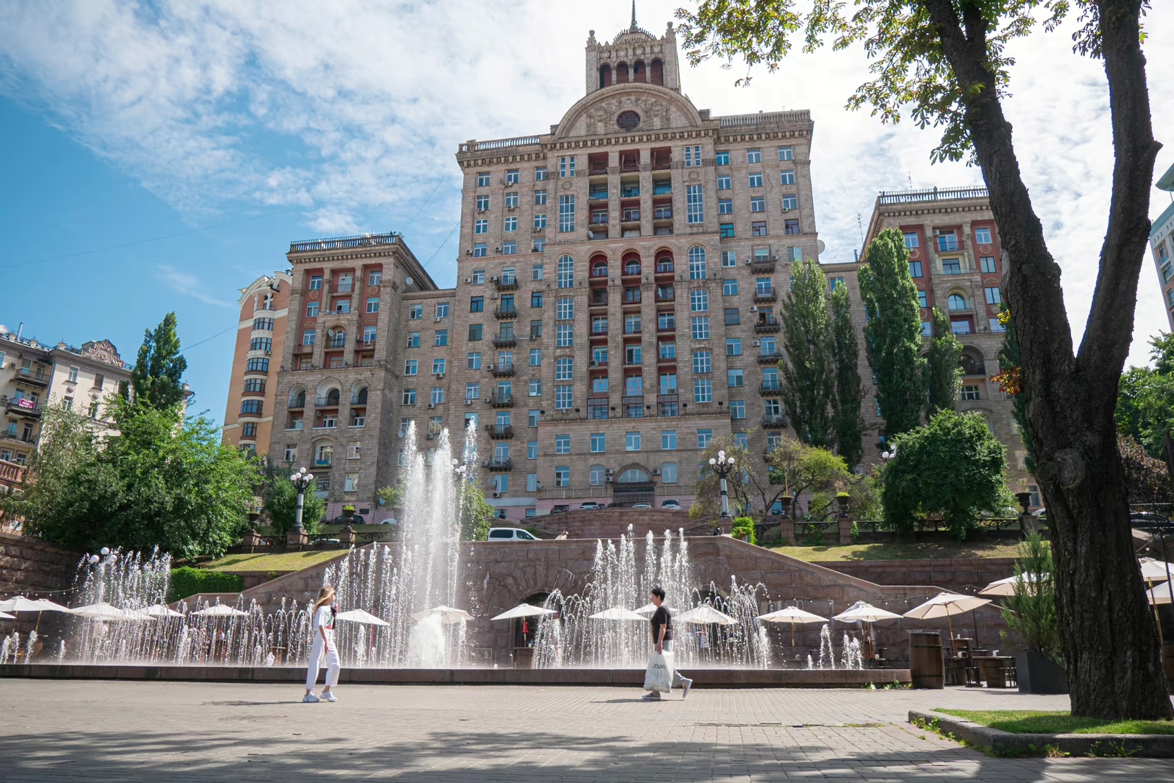 На сайтах з продажу нерухомості можна знайти інформацію про квартири в будинку за адресою Хрещатик, 25. Ціна – від 280 до 355 тисяч доларів