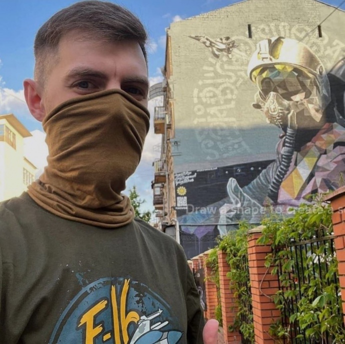 Джус поряд з муралом 