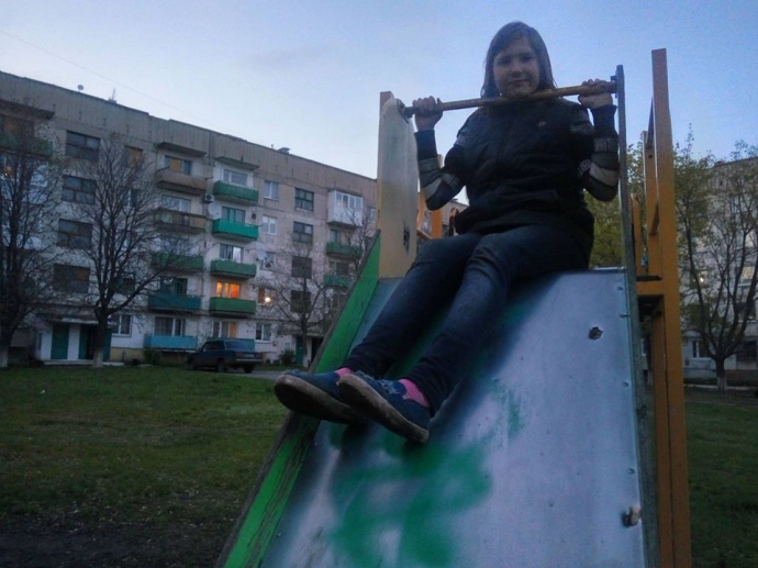 Дитяча гірка в Золотому з дірками від осколків снаряду