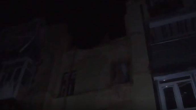 Наслідки влучання російської ракети у житловий будинок у м. Харків