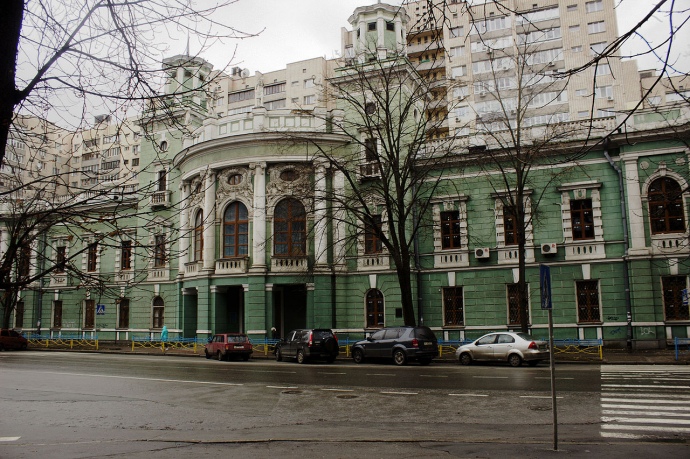 Багатоповерхівки за будівлею старого київського іподрому