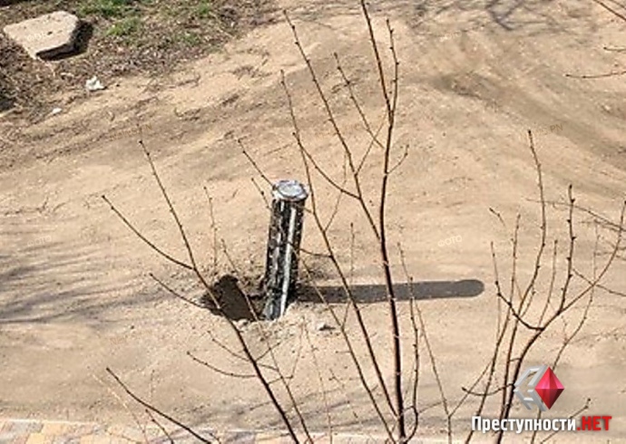 Один із касетних снарядів, що застряг в асфальті