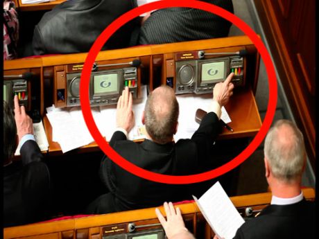 Коммунист Самойленко голосует за однопартийца Мармазова Коммунист Самойленко голосует за однопартийца Мармазова