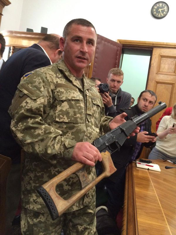 Командир 92-й бригады показывает российское оружие. Фото Оксаны Коваленко, УП