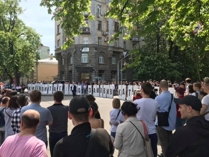 На акции в Киеве выступил отец Екатерины Гандзюк. 