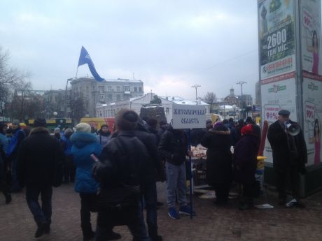 Люди збираються йти на провладний мітинг у Маріїнський парк. Фото УП Люди збираються йти на провладний мітинг у Маріїнський парк. Фото УП
