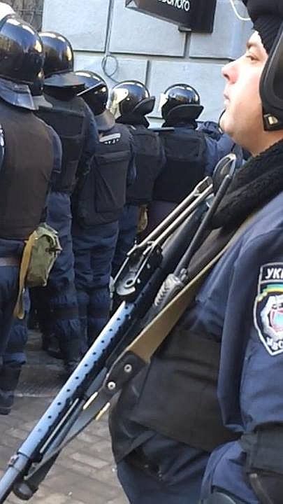 У  силовиків - рушниці 