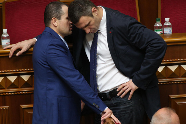 Кличко успел пошушукаться с коллегой