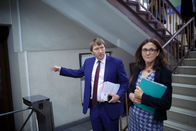 Фото 8: Кутовий проводжає Мальмстрьом. Найважливішу жінку цього дня.