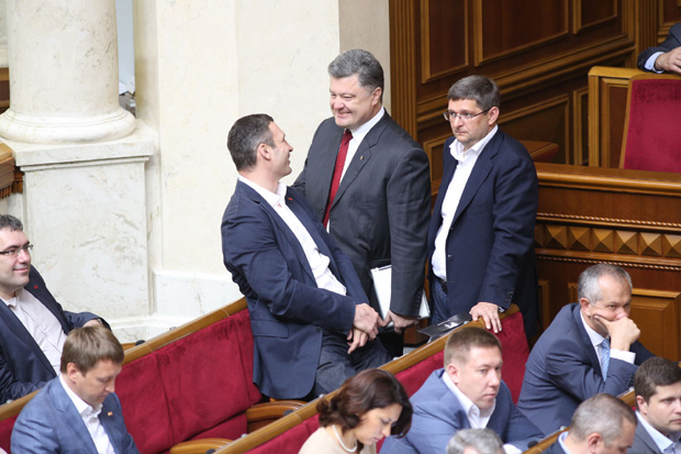 Депутат Петро Порошенко активно спілкувався із Кличком Депутат Петро Порошенко активно спілкувався із Кличком