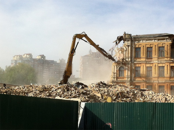 Школа, яку продав Пилипишин, зруйнована на початку травня. Фото Володимира Тищенка Школа, яку продав Пилипишин, зруйнована на початку травня. Фото Володимира Тищенка