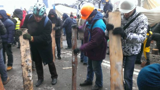 Євромайданівці оббивають кригу. Фото Оксани Денисової