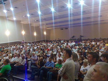 Несмотря на драку, к Фарион пришло немало людей. Фото: пресс-службы Свободы Несмотря на драку, к Фарион пришло немало людей. Фото: пресс-службы Свободы