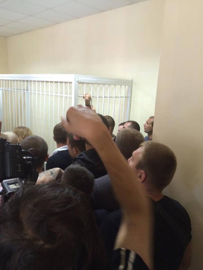 Молодики блокують вихід з зали суду