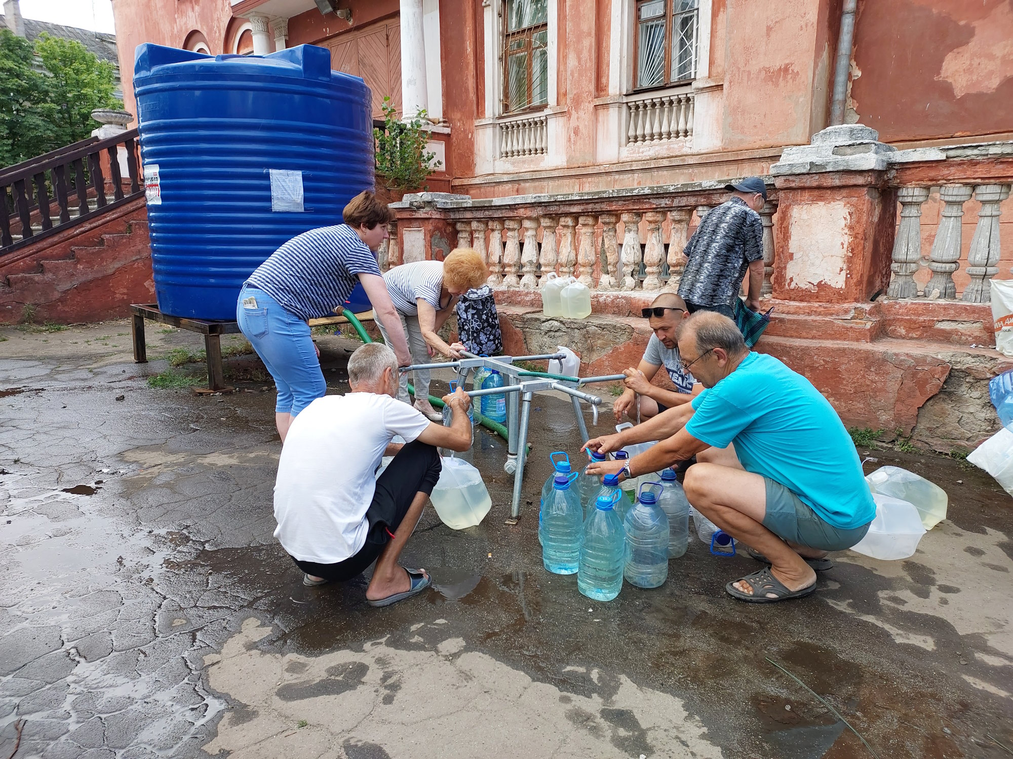 Марганець. Точка роздачі привозної води