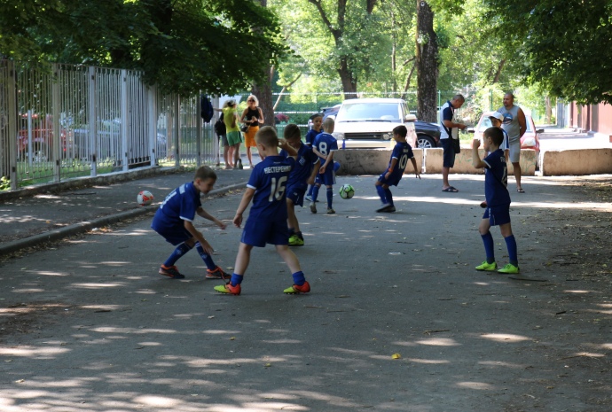 Дети не расстаются с мячом не только на тренировках.