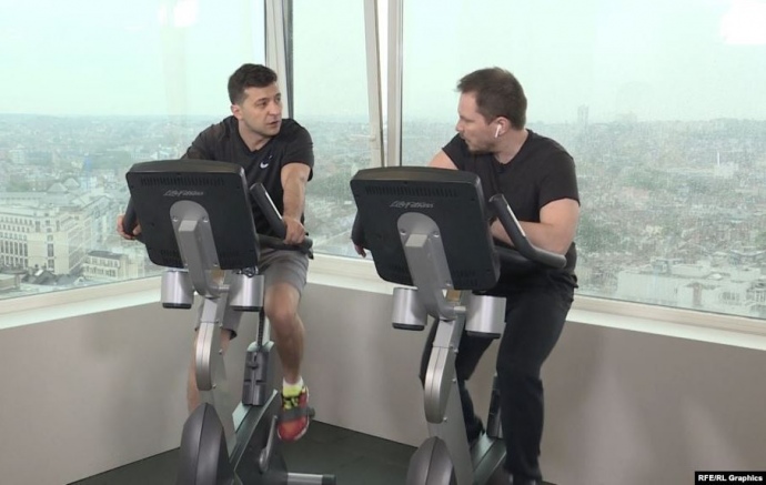 Зеленський дає інтерв'ю на велотренажері