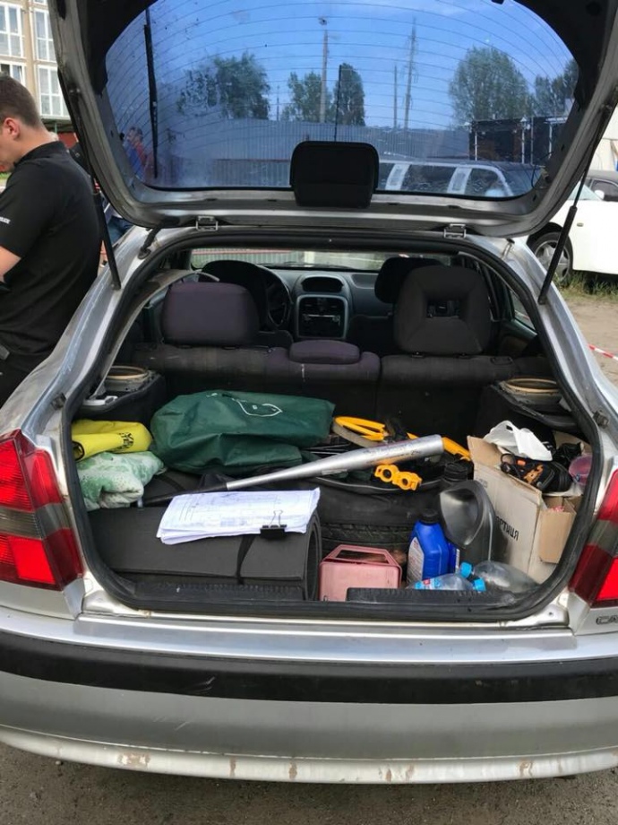 За твердженням адвоката підозрюваного, з машини оперативника СБУ вилучили алкоголь, а його поведінка 