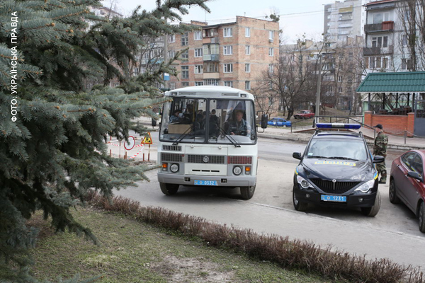 Автобус з міліцією чекає на протестуючих