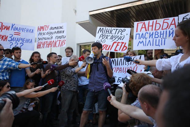 Побитий невідомими фотограф Комерсант-Україна Влад Содель