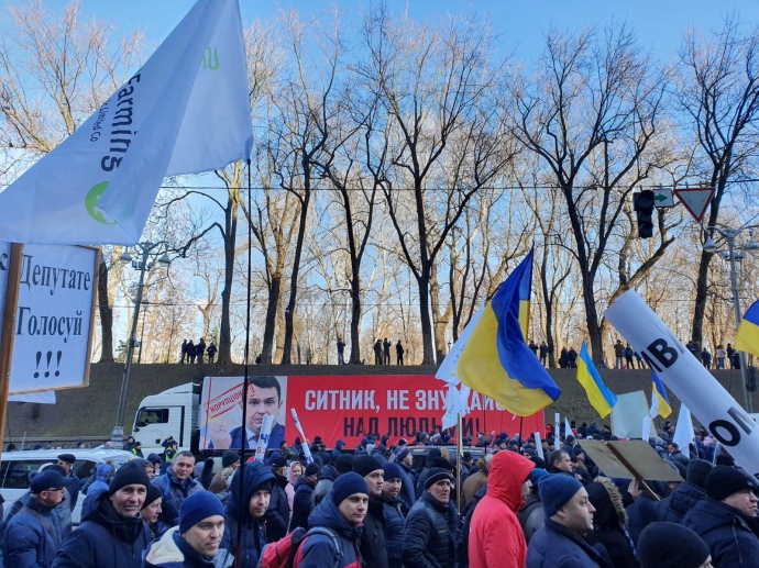 Фото, которыми иллюстрируют митинг против Сытника