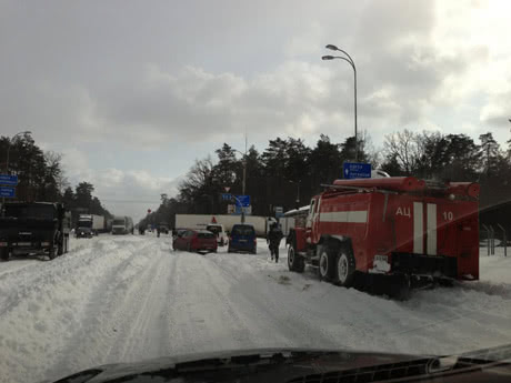 Выезд из Киева на Гостомель заблокирован. Фото с Facebook Виктора Бондаря Выезд из Киева на Гостомель заблокирован. Фото с Facebook Виктора Бондаря