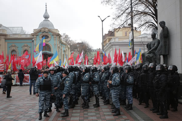Опозицію зустрічав під Радою Беркут Оппозицию встречал под Радой Беркут
