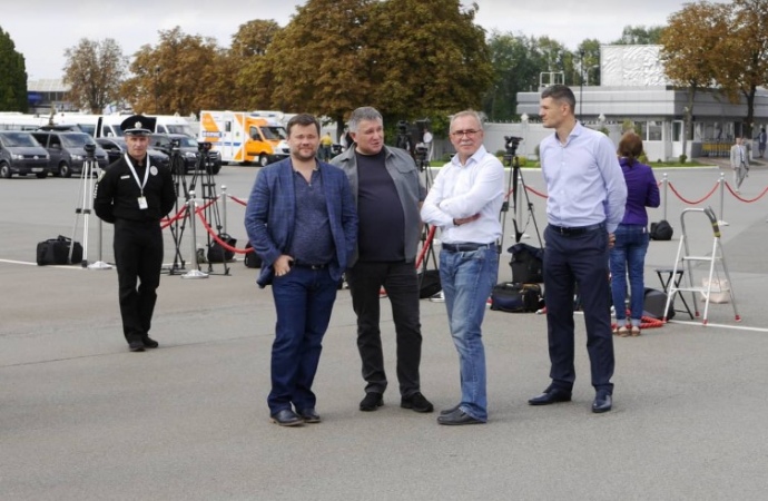 В аеропорту на прибуття літака з РФ з українцями на борту очікували глава ОПУ Андрій Богдан, глава МВС Арсен Аваков та його перший заступник Сергій Яровий