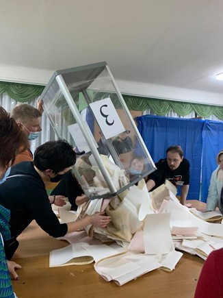 Після того, як зняли пломби і відкрили скриньки для підрахунку.