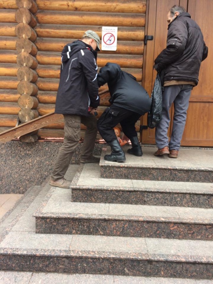 В Запорожье охрана храма УПЦ МП не позволила участникам акции оставить куклу под стенами церкви и вытолкала участников акции.