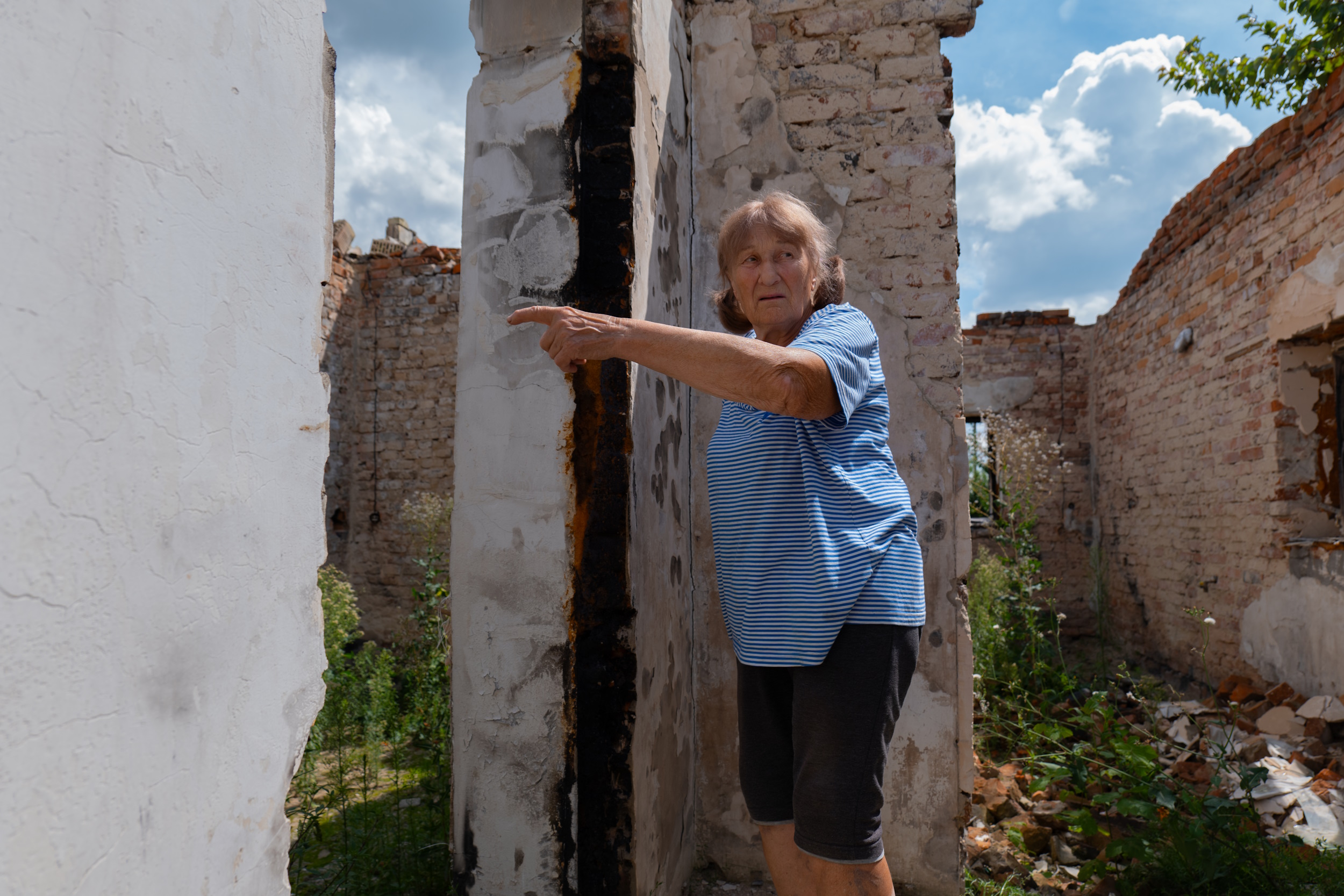 Під час прильоту Ганна була у погребі. Після втрати хати вона живе у невеличкій кімнаті з грубою 