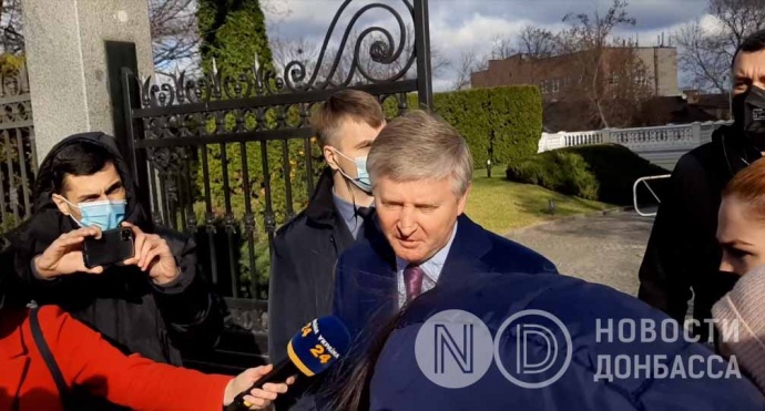 Ринат Ахметов біля будівлі