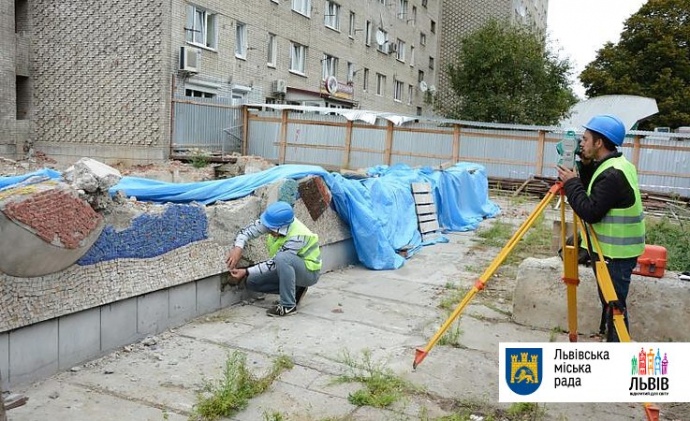 У Львові почали відновлення легендарної мозаїки.