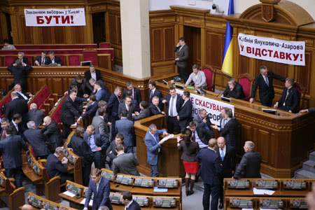 Оппозиция развесила новые банеры Оппозиция развесила новые банеры