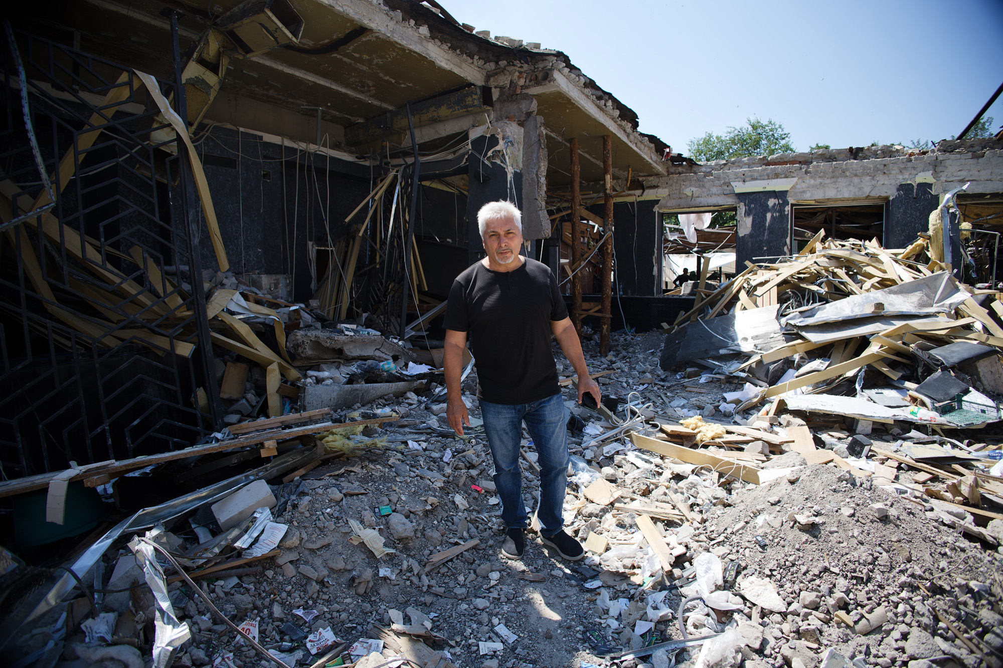 Юрій Гут на руїнах основного залу свого закладу: