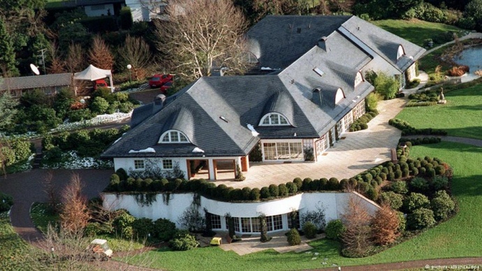 Вілла легендарного промисловця Макса Ґрундіґа - з 2010 року сімейне обійстя Бакаїв у Баден-Бадені. За інформацією телерадокомпанії SWR, Козицька оформила купівлю на свою кіпрську фірму Folantez. За 8 мільйонів євро компанія купила віллу у вдови грузинського мільярдера Бадрі Патаркацишвілі