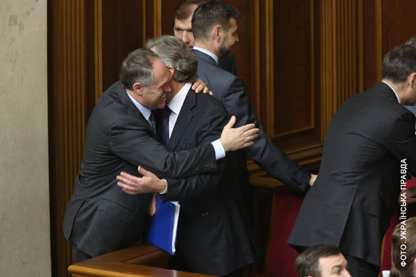 Обнимаются Обнимаются