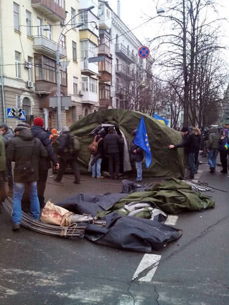 На вул.Інститутській на початку Кловського узвозу встановлюють нові намети, будують барикади. Фото Віталія Уманця На вул.Інститутській на початку Кловського узвозу встановлюють нові намети, будують барикади. Фото Віталія Уманця