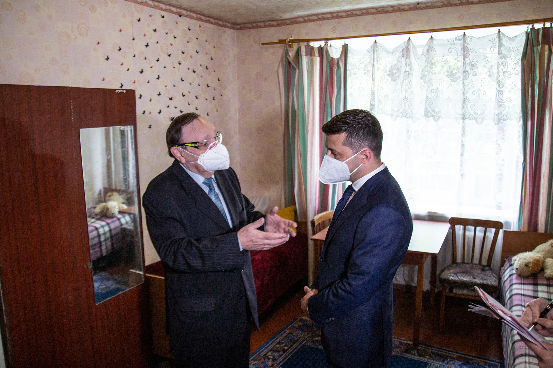 Экскурсия в общежитии длится около 10 минут. Президенту показали, как живут современные студенты. Самих студентов не было