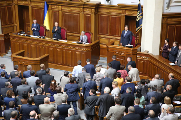 Партия регионов встречала Януковича стоя Партия регионов встречала Януковича стоя